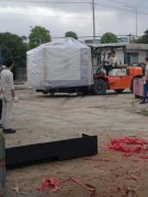 鼎亞CNC855L三線(xiàn)立式加工中心送達(dá)昆山劉總工廠(chǎng)，鞭炮齊鳴！